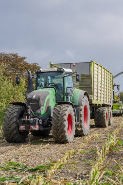 Hamburg, Almanya - 11 Ekim 2023: Claas Jaguar mısır helikopteri ve FENDT Vario traktörü Veenhuis Super Silagewagon ile mısır hasadı sırasında