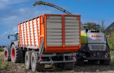 Hamburg, Almanya - 11 Ekim 2023: Claas Jaguar mısır helikopteri ve FENDT Vario traktörü Veenhuis Super Silagewagon ile mısır hasadı sırasında