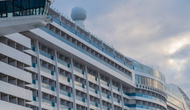 Hamburg, Almanya - 08 Kasım 2023: Hamburg Limanı 'ndaki Steinwerder Cruise Center' daki AIDA Prima