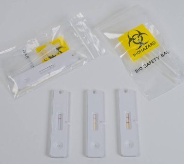 Corona testi SARS-CoV-2 pozitif, test göstergesi 2 kırmızı çubuk