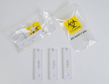 Corona testi SARS-CoV-2 pozitif, test göstergesi 2 kırmızı çubuk