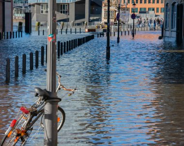Hamburg Limanı 'nda fırtına dalgası ve Elbe seli St. Pauli balık pazarı açık artırma salonunda