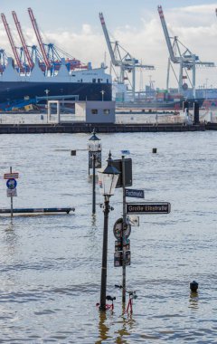 Hamburg, Almanya - 22 Aralık 2023: Hamburg St. Pauli balık pazarı müzayede salonunda fırtına dalgası ve Elbe seli