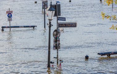 Hamburg, Almanya - 22 Aralık 2023: Hamburg St. Pauli balık pazarı müzayede salonunda fırtına dalgası ve Elbe seli