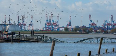 Hamburg, Almanya - 22 Aralık 2023: Hamburg St. Pauli balık pazarı müzayede salonunda fırtına dalgası ve Elbe seli