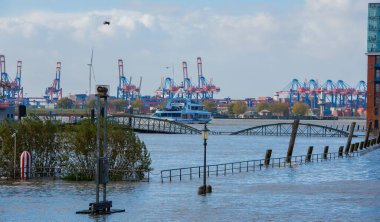 Hamburg, Almanya - 22 Aralık 2023: Hamburg St. Pauli balık pazarı müzayede salonunda fırtına dalgası ve Elbe seli