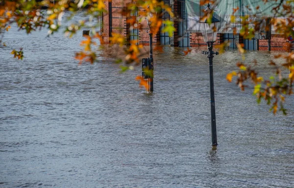 Hamburg, Almanya - 22 Aralık 2023: Hamburg St. Pauli balık pazarı müzayede salonunda fırtına dalgası ve Elbe seli