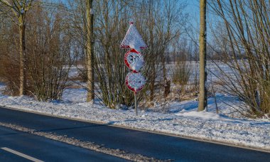 Trafik levhası karla kaplı.