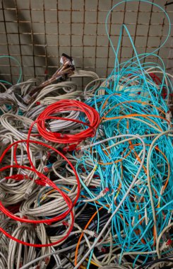 eski IT ağ kabloları ve güç kabloları imha için bir kafes kutusunda saklanır