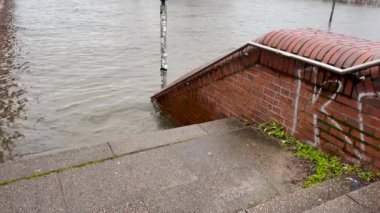 Hamburg Limanı 'nda fırtına dalgası ve Elbe seli St. Pauli balık pazarı açık artırma salonunda