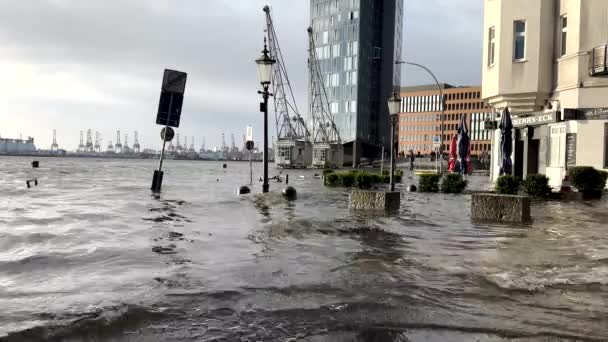 汉堡港圣保利鱼类市场的风暴潮和易北潮 — 图库视频影像