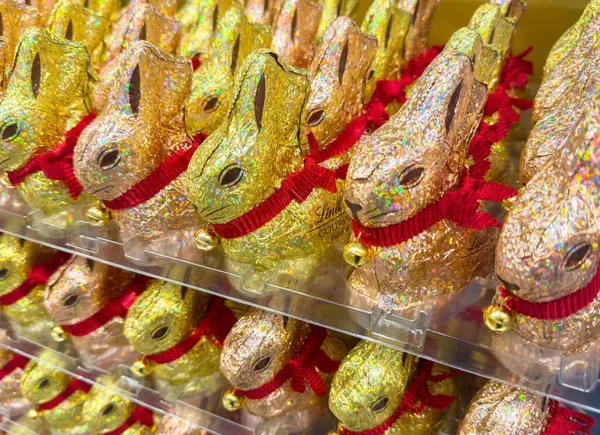 Hamburg Almanya Şubat 2024 Lindt Çikolata Parıltılı Altın Tavşanlar Paskalya - Stok İmaj
