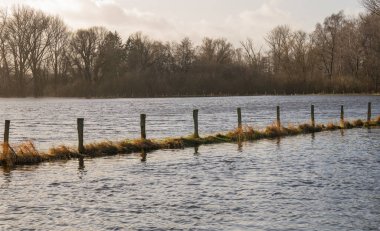 Bir fırtınadan sonra tarlalar ve çayırlar sular altında kaldı.