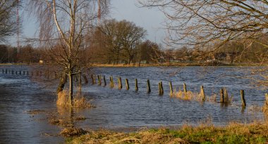 Bir fırtınadan sonra tarlalar ve çayırlar sular altında kaldı.