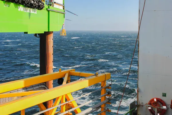 Belçika - Kuzey Denizi, Belçika - Şubat 01, 2024: Rüzgâr enerjisi şirketi yeniden elektrik ve GEOSEA Kuzey Denizi 'nde bir rüzgar çiftliği inşaatına hazırlanıyor
