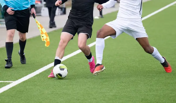 サッカーをしながらデュエルで人工芝のサッカー選手 ストック写真
