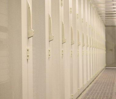 Bir veri merkezinde dahili sunucularla sunucu rafları