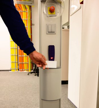 Erişim kartını bir veri merkezinde bir erişim sisteminin önünde tut