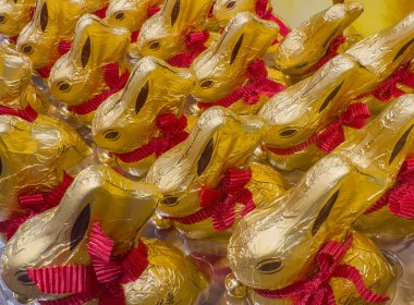Hamburg, Almanya - 15 Şubat 2024: Lindt Çikolatalı Altın Tavşanlar Paskalya 'da süpermarkette sergileniyor