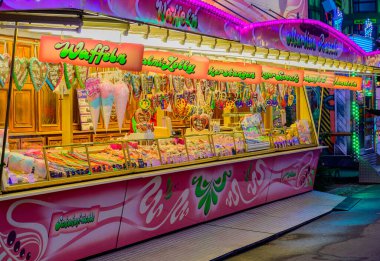 Hamburg - Almanya, 22 Mart 2024: Hamburg Kış Dom, Kuzey Almanya 'nın en büyük fuarında binişleri ve çeşitli tezgahlarıyla