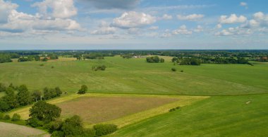 Almanya 'nın kuzeyinde Schleswig Holstein eyâletinde çeşitli tarım alanlarının insansız hava görüntüsü