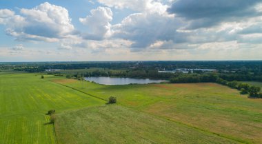 Almanya 'nın kuzeyinde Schleswig Holstein eyâletinde çeşitli tarım alanlarının insansız hava görüntüsü