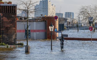 Hamburg Limanı 'nda fırtına dalgası ve Elbe seli St. Pauli balık pazarı açık artırma salonunda