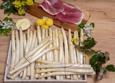 Jambon, patates ve Hollandaise soslu taze kuşkonmaz.