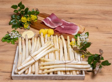 Jambon, patates ve Hollandaise soslu taze kuşkonmaz.