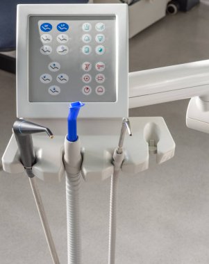 Bir diş hekiminde tedavi cihazları ve diş bakım aksesuarları 