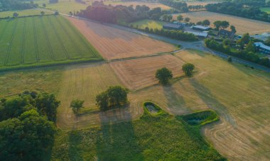 Almanya 'nın kuzeyinde Schleswig Holstein eyâletinde çeşitli tarım alanlarının insansız hava görüntüsü
