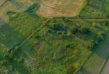 Almanya 'nın kuzeyinde Schleswig Holstein eyâletinde çeşitli tarım alanlarının insansız hava görüntüsü