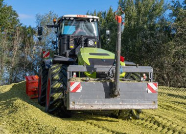 Hamburg, Almanya - 11 Ekim 2023: Mısır hasadı sırasında traktör CLAAS Xerion 5000 TRAC