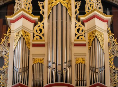 Organ boruları, kilisedeki kilise orgu.