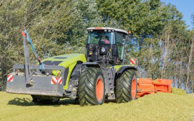 Hamburg, Almanya - 11 Ekim 2023: Mısır hasadı sırasında traktör CLAAS Xerion 5000 TRAC