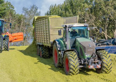 Hamburg, Almanya - 11 Ekim 2023: Mısır hasadı sırasında Silagewagon ile FENDT Vario traktörü