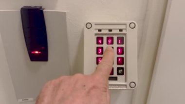 Sayısal kodu olan bir veri merkezinde erişim sistemi 