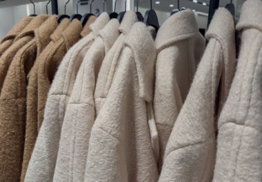 Elbise askısında kaşmir paltolar