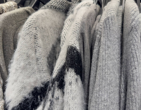 Осенний и зимний сезон для трикотажных свитеров и мохер вышитые или кардиганы куртки на вешалке для одежды