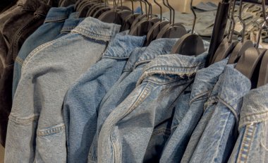 Kum ceketleri elbise rafında