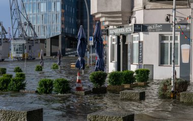 Hamburg, Almanya - 22 Aralık 2023: Hamburg St. Pauli balık pazarı müzayede salonunda fırtına dalgası ve Elbe seli