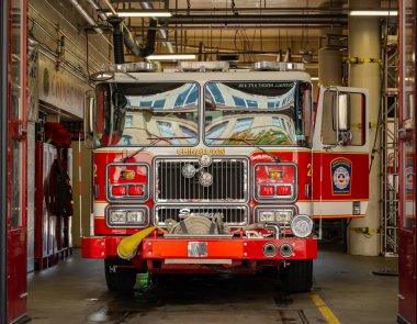 Washington, D.C., ABD - 01 Mart 2025: RES1CUE DCFD itfaiye istasyonu ve ABD 'de itfaiye motorları 