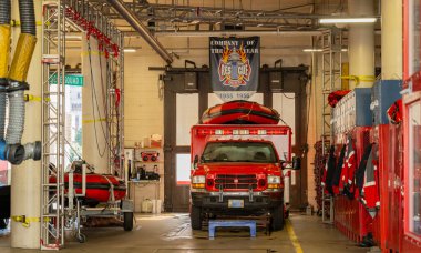 Washington, D.C., ABD - 01 Mart 2025: RES1CUE DCFD itfaiye istasyonu ve ABD 'de itfaiye motorları 