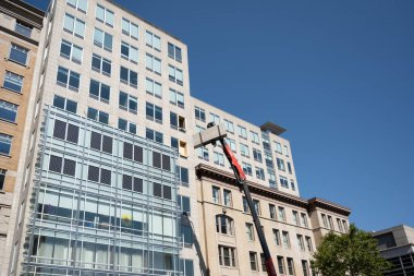 Washington, D.C., ABD - 01 Mart 2025: Kamyon Washington, D.C. 'de bir ofis binasında vinç yükleme.