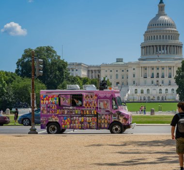 Washington, D.C., ABD - 01 Mart 2025: Washington, D.C. 'deki Ulusal AVM' de yemek kamyonları