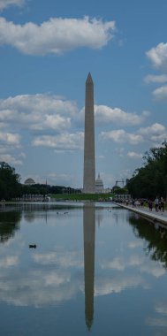 Washington, D.C., ABD - 01 Mart 2025: Washington Anıtı, Amerika Birleşik Devletleri 'nin ilk başkanı George Washington' ın onuruna dikilmiş anıtsal bir dikilitaştır.