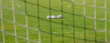 Yapay saha futbol sahasında futbol topları
