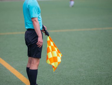 Çizgi hakemleri, yardımcı hakemler futbol maçlarında görevdeler.