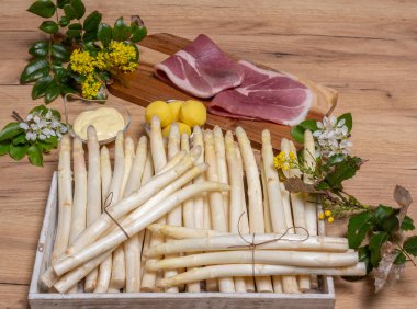 Jambon, patates ve Hollandaise soslu taze kuşkonmaz. 