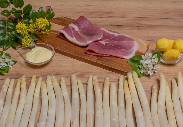 Jambon, patates ve Hollandaise soslu taze kuşkonmaz. 